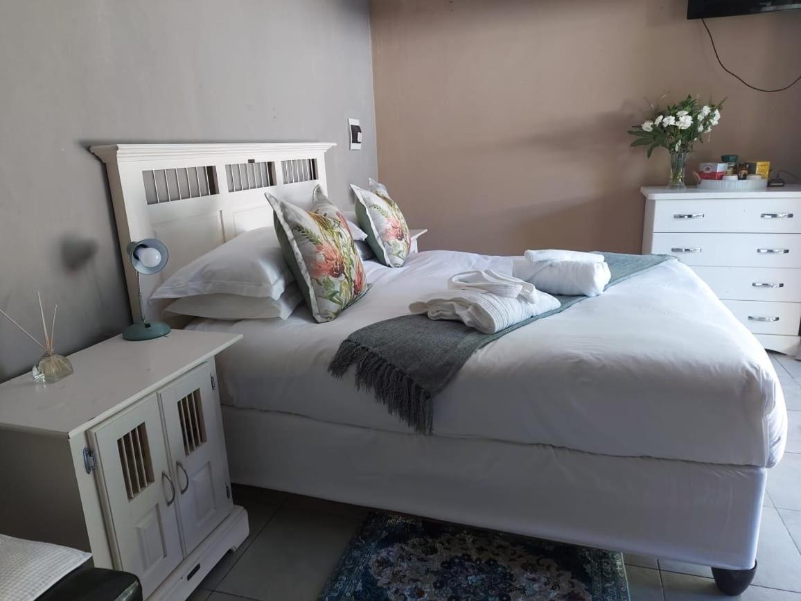 1 bedroom Cottage separate entrance East London Buitenkant foto